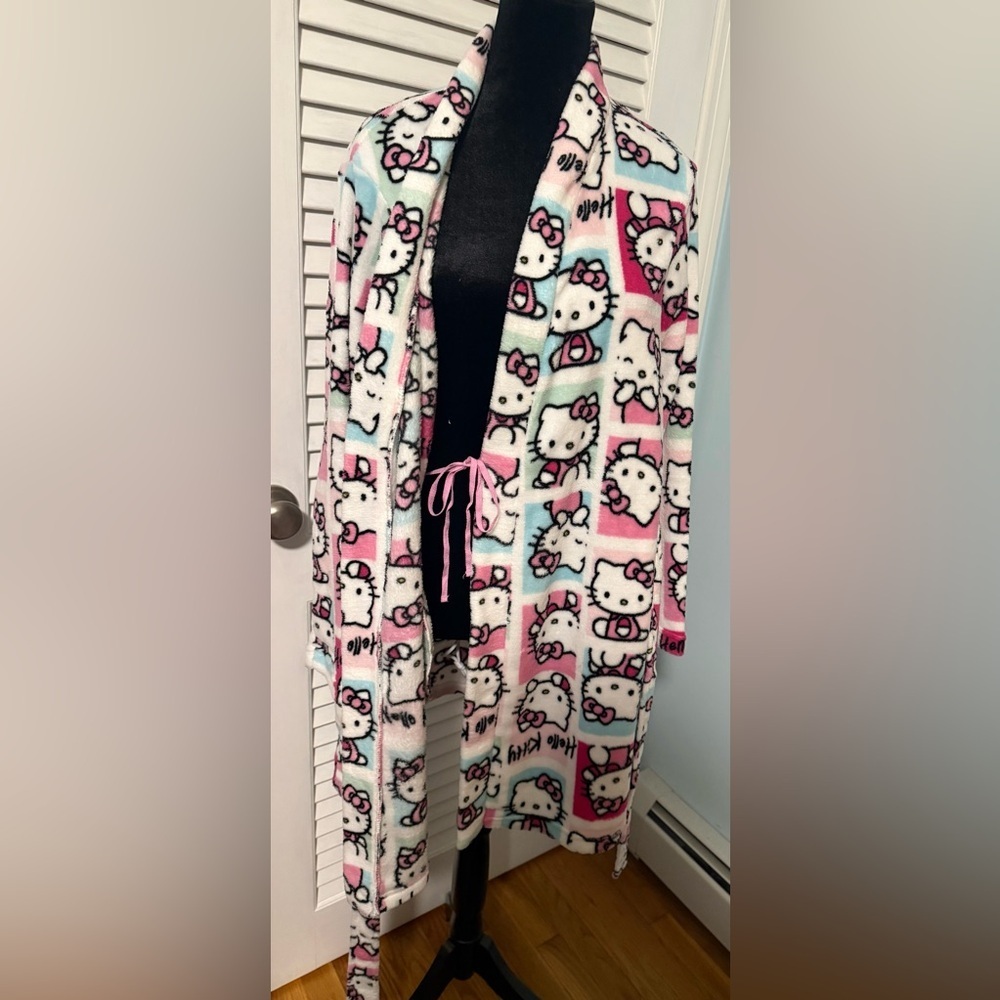 Hello Kitty Robe Womans S/M. Soft pretty colors with pockets on each side. - Picture 8 of 11